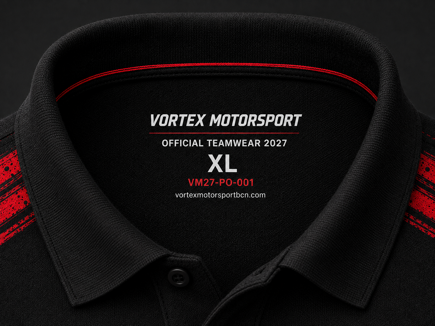 Detalle del cuello negro y de la etiqueta interior Official Teamwear 2027 del polo VORTEX